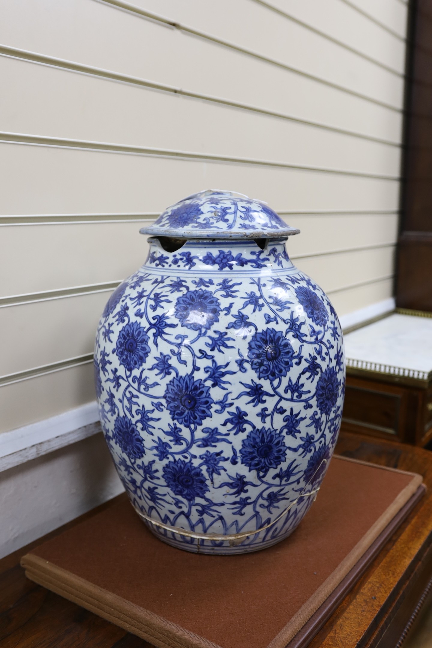 A large Chinese blue and white jar and cover, 43cm tall